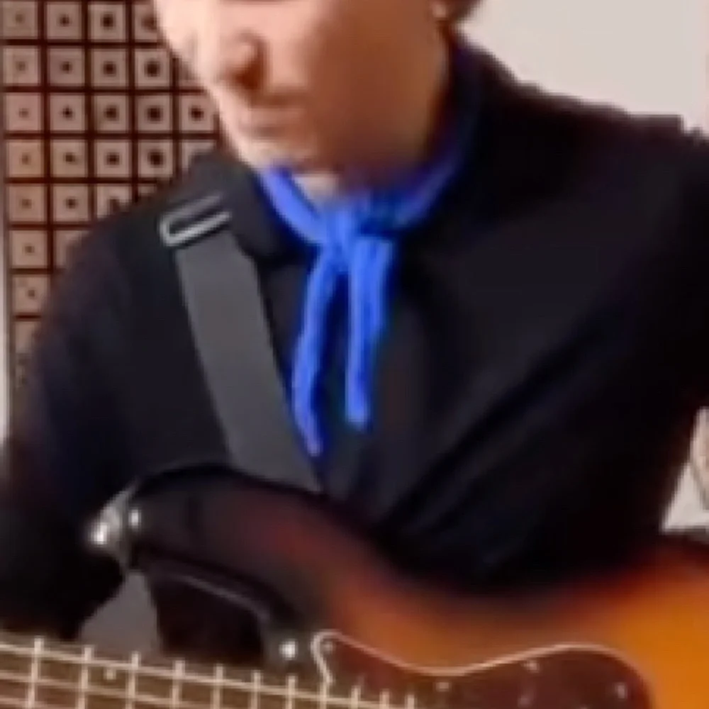 Mini scarf. Let's look like a guitar player star!